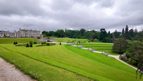 Powerscourt-House-Und-Gärten-Gepflegte-Rasenflächen-Und-Bäume-Aus-Aller-Welt,-Touristenattraktionen-In-Wicklow-Im-Garten-Irlands