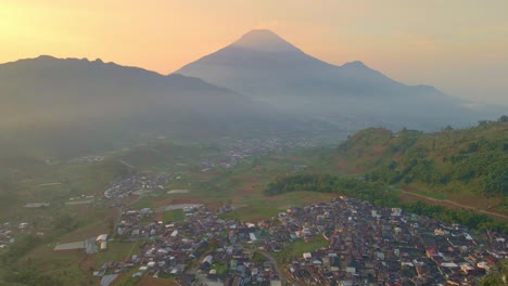 Luftpanorama-Des-Sonnenuntergangs-Auf-Dem-Berg-Sindoro,-Dem-Dorf-Kejajar-Und-Wonsobo-In-Indonesien