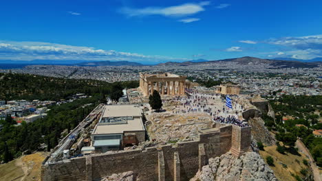 órbita-Aérea-Alrededor-De-La-Famosa-Acrópolis-En-Grecia,-Vista-Panorámica-De-La-Ciudad-De-Atenas