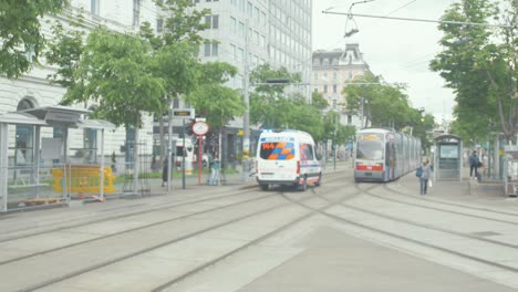 Krankenwagen-Fährt-Auf-Notruf-über-Straßenbahnlinie