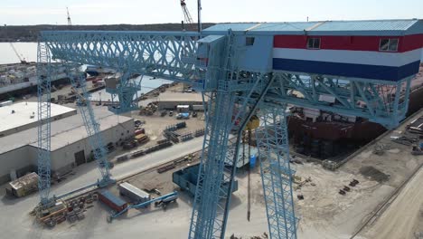 Giant-Crane-Big-Blue-at-Shipyard-in-Sturgeon-Bay,-Wisconsin