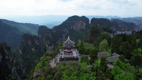 Majestätischer-Liuqi-Pavillon-Neben-Der-Seilbahn-Und-Umgebender-üppiger-Vegetation-Im-Zhangjiajie-Nationalpark,-China