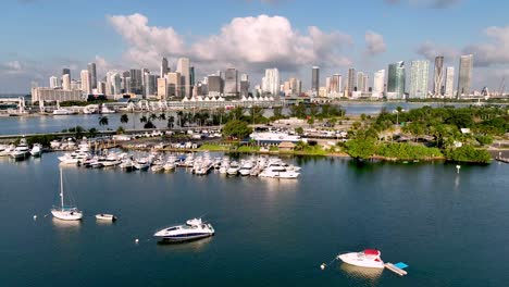 Luftaufnahme-Eines-Bootes-In-Der-Bucht,-Das-In-Die-Skyline-Von-Miami,-Florida-Führt