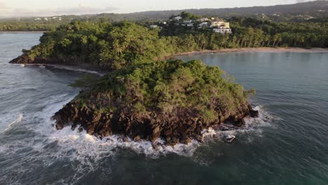 Tropische-Insel-Vor-Der-Küste-Von-Playa-Las-Ballenas-In-Samana,-Dominikanische-Republik
