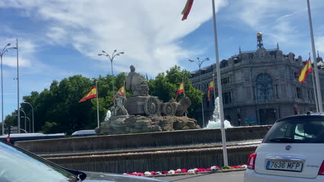 Ikonischer-Cibeles-Brunnen-Mit-Spanischen-Flaggen