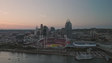 Cincinnati,-Ohio,-Luftaufnahme-V19,-Filmischer-Drohnenüberflug-über-Den-Fluss,-Der-Den-Great-American-Ball-Park-Während-Eines-Reds-Spiels-Und-Die-Uferlandschaft-Der-Innenstadt-Bei-Sonnenuntergang-Einfängt-–-Aufgenommen-Mit-Inspire-3-8k-–-September-2023