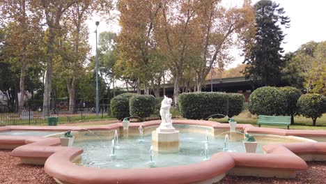 Städtische-Statue-Ein-Brunnen-Im-Chacabuco-Park-Buenos-Aires-Argentinien-Stadtlandschaft
