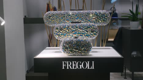 Elegante-Exhibición-De-Fregoli-Que-Muestra-Intrincadas-Esculturas-De-Cristal-En-Una-Boutique-De-Lujo