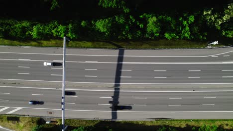 Draufsicht-Auf-Eine-Sechsspurige-Autobahn-In-Der-Schweiz