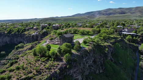 Lufterkundung-Des-Garni-Tempels-In-Armenien,-Aufgenommen-In-Lebendigen-4K-Drohnenaufnahmen-Mit-60-Bildern-Pro-Sekunde
