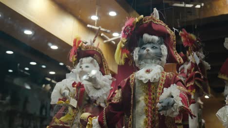 Reich-Verzierte-Marionettenkatzen-In-Aufwendigen-Kostümen-In-Einem-Venezianischen-Schaufenster-Ausgestellt