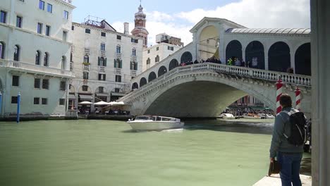 Motorboot-Navigiert-Durch-Den-Canale-Grande-In-Venedig-Unter-Der-Rialtobrücke-Hindurch