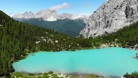 Vuelo-De-Drones-Sobre-El-Lago-Sorapis-Color-Turquesa.