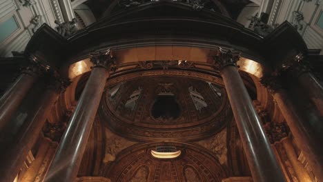 Weitwinkel-Dekorierte-Spitze-Der-Kapelle-Im-Inneren-Der-Christlichen-Kirche-In-Saragossa,-Spanien