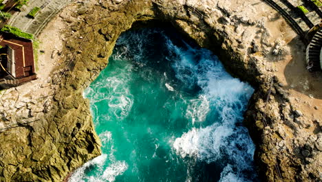 Cave-Pool-On-The-Edge-Of-Rocky-Cliffs-On-Devil's-Tears-In-Nusa-Lembongan,-Bali-Indonesia