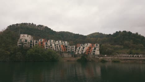 Luxusvilla-Auf-Einem-Berg-Neben-Einem-Ruhigen-See