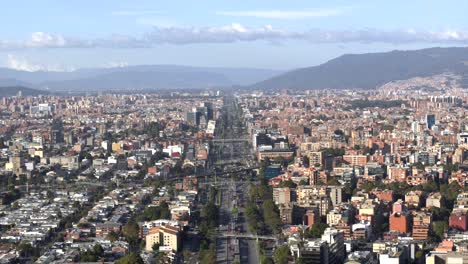 Disparo-De-Dron-Con-Vistas-A-La-Carretera-Norte-De-Bogotá-Al-Atardecer