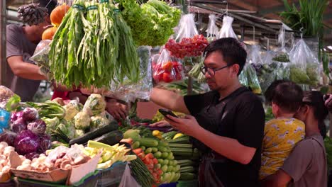 Menschen-Beim-Einkaufen,-Gemüse,-Lebensmittelverkauf,-Gesunde-Ernährung,-Zeitlupe