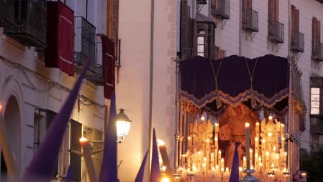 Eine-Aufnahme-Eines-Mit-Brennenden-Kerzen-Geschmückten-„Paso“-Festwagens-Während-Der-Osterfeierlichkeiten-In-Madrid-In-Der-Abenddämmerung