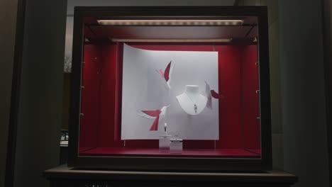 Elegante-Exhibición-De-Joyas-Con-Pájaros-De-Origami-En-Un-Lujoso-Escaparate