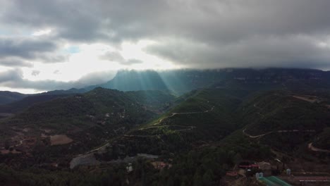 Sonnenlicht-Bricht-Durch-Die-Wolken-über-Den-Bergen-Montserrat-Und-Marganell