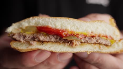 Saftiger-Cheeseburger,-Gepresst,-Um-Saft,-Tomatensauce,-Käse,-Gurken-Und-Fleisch-Freizugeben