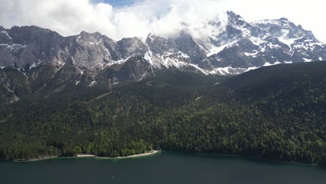 Los-Picos-Nevados-Se-Elevan-Sobre-El-Lago-Eibsee-En-Bayern,-Alemania,-Y-Encarnan-El-Concepto-De-Prístina-Majestuosidad-Natural-Y-Belleza-Tranquila.