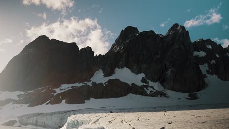 Atemberaubende-Berggletscher-über-Dem-Ojo-Del-Albino-Trekking-In-Feuerland-In-Patagonien,-Argentinien