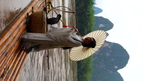 Hanfu-Mädchen-Fotosession-Auf-Bambusfloß,-Xingping,-China