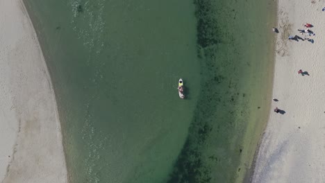 Kajakfahren-Am-Strand-Von-Barley-Cove,-4K-Filmmaterial-Mit-Drohnenaufnahmen---Co