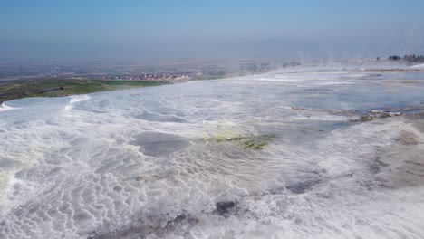 Pamukkale,-Türkei,-Natürliche-Heiße-Quellen-Und-Thermalbäder-In-Einer-Wunderschönen,-Schneeweißen,-Travertin-Kalkstein-Mineralablagerungsformation