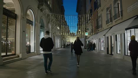 Abendshopping-In-Venedig-Mit-Eleganten-Schaufenstern-Und-Festlicher-Straßenbeleuchtung