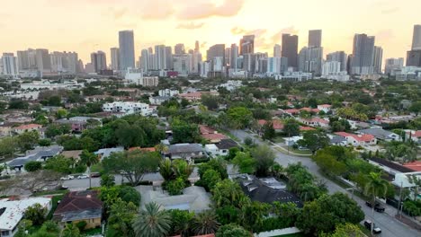 Wunderschöner-Sonnenaufgang-Aus-Der-Luft-In-Die-Skyline-Von-Miami,-Florida
