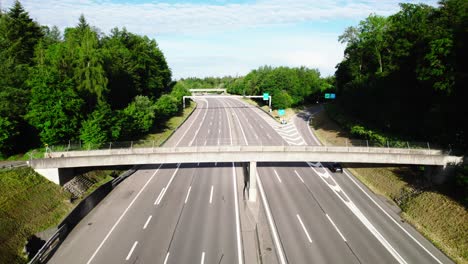 Schweizer-Autobahn,-Luftaufnahme,-4k-In-Der-Nähe-Von-Bern,-Schweiz