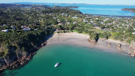 Pequeña-Playa-De-Oneroa-Y-Roca-De-Jade-En-Una-Bahía-Protegida-En-La-Isla-Waiheke,-Auckland,-Nueva-Zelanda