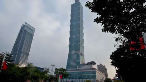 Una-Vista-Del-Rascacielos-Llamado-Taipei-101,-La-Estructura-Más-Alta-De-Taiwán-Y-Supuestamente-Uno-De-Los-Edificios-Más-Seguros-Y-Mejor-Diseñados-Del-Mundo.