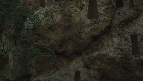 Die-Tauben-Steine-Thrakische-Nekropole-Und-Heiliger-Ort-In-Der-Nähe-Von-Ivaylovgrad,-Rhodopen-Gebirge-Bulgarien