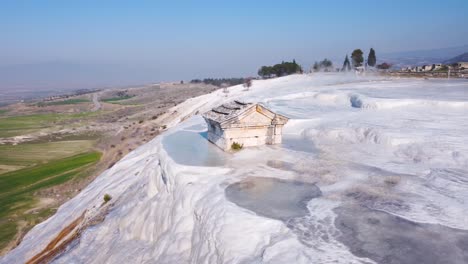 Pamukkale,-Türkei,-Natürliche-Heiße-Quellen-Und-Thermalbäder,-Altes-Steingrab-Auf-Travertin-Kalkstein-Mineralablagerungsformationen