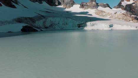 Lagune-über-Den-Bergrücken-Des-Ojo-Del-Albino-Gletschers-In-Feuerland-In-Patagonien,-Argentinien