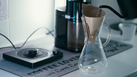 Einen-Barista-Wasserkessel-Nehmen-Und-über-Einen-Chemex-Papierfilter-Gießen,-Bevor-In-Zeitlupe-Kaffee-Zubereitet-Wird