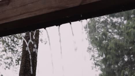 Regenwasser-Strömt-Aus-überlaufenden-Dachrinnen-Bei-Heftigen-Gewittern