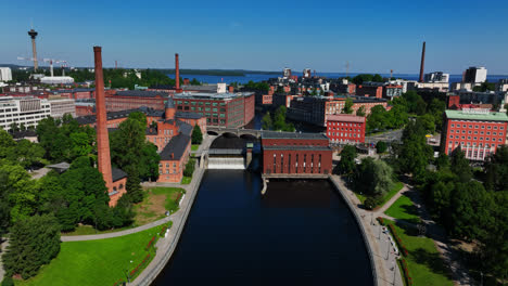 Drone-tilting-toward-the-Tammerkoski-dam,-sunny,-summer-day-in-Tampere,-Finland