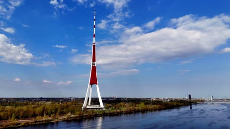 Letonia,-Europa---La-Torre-De-Radio-Y-Televisión-De-Riga---Zakusala---Río-Daugava---Plano-Medio