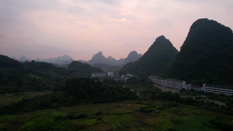 Montañas-De-Yangshuo-Al-Amanecer,-Guilin.-Panorama-Aéreo