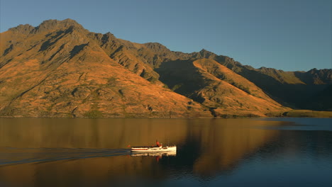 TSS-Earnslaw-Segelt-Auf-Einer-Sightseeing-Kreuzfahrt-Bei-Sonnenuntergang-über-Den-Lake-Wakatipu,-Neuseeland