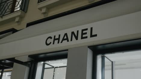 Chanel-Ladenschild-An-Einer-Luxus-Modeboutique-In-Einem-Gehobenen-Einkaufsviertel
