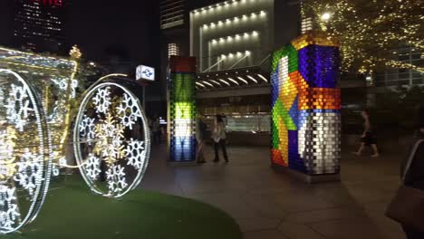 Das-ästhetisch-Ansprechende-Dekor-Rund-Um-Taipei-101-Besticht-Nachts-Durch-Attraktive-Skulpturen-Und-Lichter