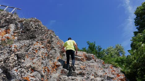 Mann-Klettert-Steinstufen-In-Granitfelsen-Am-Alten-Thrakischen-Okkulten-Ort-Der-Tauben-Steine-Im-Rhodopengebirge,-Bulgarien