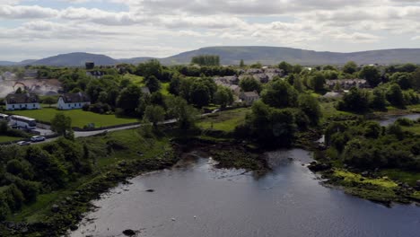 Toma-Aérea-Dinámica-De-La-Carretera-Costera-En-Kinvara-En-Un-Día-Soleado,-Galway,-Irlanda.