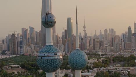 Die-Kuwait-Towers,-Eine-Gruppe-Von-Drei-Schlanken-Türmen-In-Kuwait-Stadt,-Stehen-Auf-Einer-Landzunge-Im-Persischen-Golf